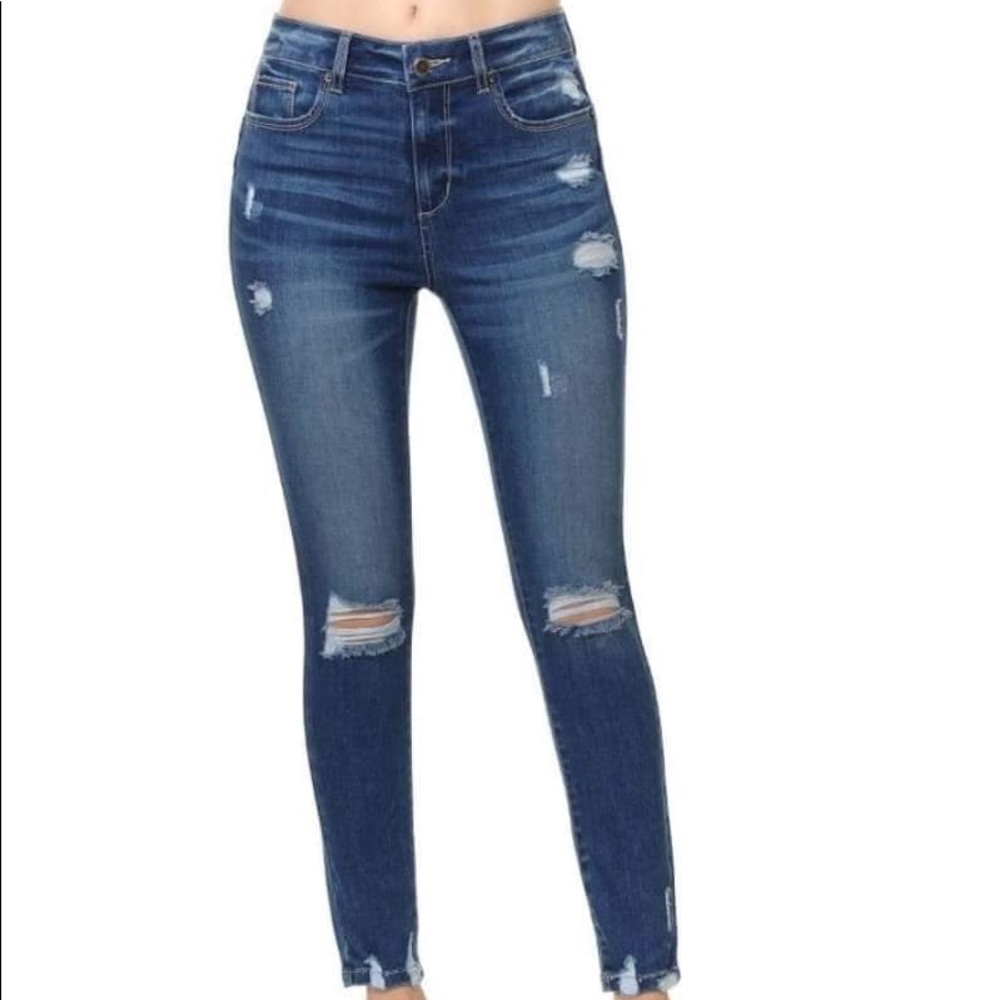Butt lifting distressed jeans NWT